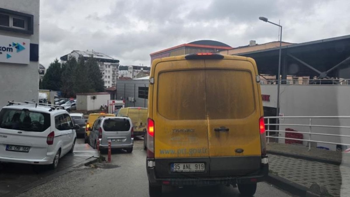Bilecik’te PTT’nin kargo araçları trafiği kilitliyor