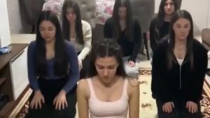 Bir grup genç namaz kılmayla dalga geçti