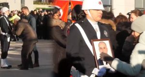 Biri şehidin babası biri kızı… Fotoğraflarına sarılıp ağladılar!