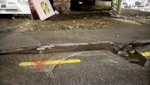 Bodrum’da Su Hattı Patladı, Asfalt Çöktü