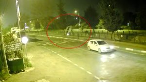 Bursa’da kontrolden çıkan minibüs dereye uçtu