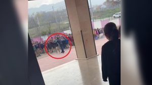 Bursa’da öğrenciyi yakasından tutup yere savuran müdür görevinden alındı