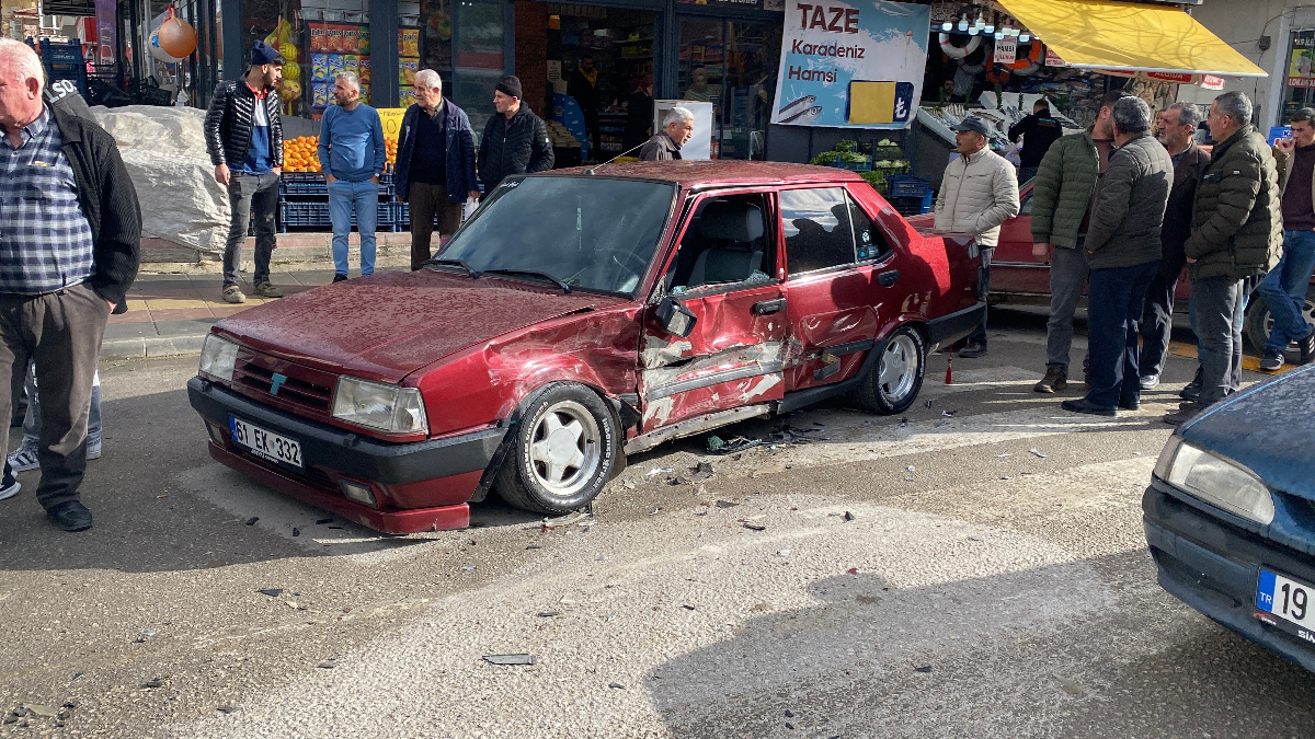 Çorum’da 3 araç kavşakta çarpıştı