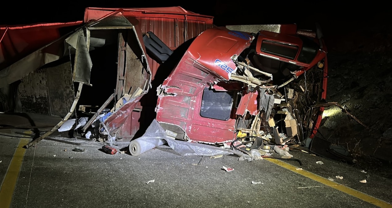 Çorum’da kamyon devrildi: 1 yaralı