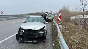 Çorum’da kaza yapan araçlarının yanında bekleyen vatandaşlara otomobil çarptı