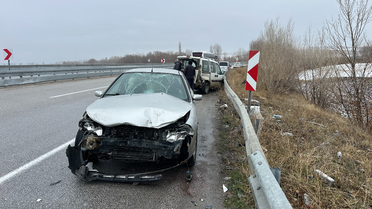 Çorum’da kaza yapan araçlarının yanında bekleyen vatandaşlara otomobil çarptı