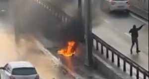 D-100’de seyir halindeki motosiklet alev alev yandı