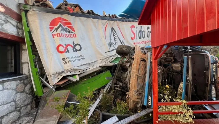 Demre’de Tır Şarampole Devrildi