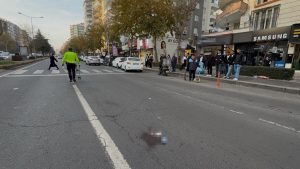 Diyarbakır’da otomobilin çarptığı yaya ağır yaralandı: Sürücüler birbirlerinin üstüne yürüdü