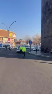 Diyarbakır’da Trafik Polisi Yardım Etti