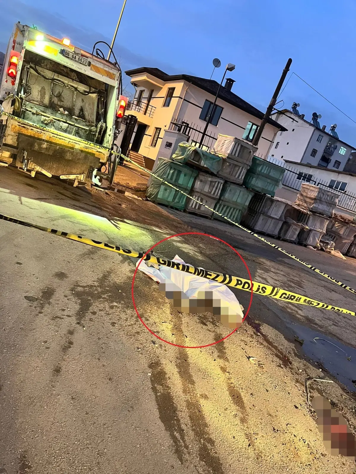 Elazığ’da Çöp Kamyonu İşçiyi Ezdi