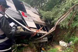 Endonezya’da Otobüs Kazası: 16 Ölü