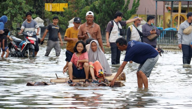 Endonezya’da sel ve toprak kaymaları eelaketi: Can kaybı bini geçti