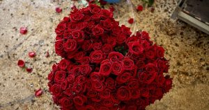 Eşine çiçek gönderdi boşanma nedeni sayıldı