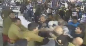 Esnaf birbirine girdi, ortalık savaş alanına döndü