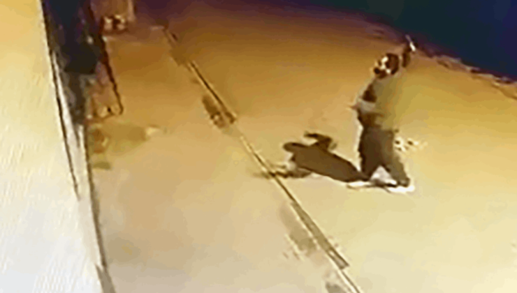 Evin pencerlerine taş atıp, camları kırdı