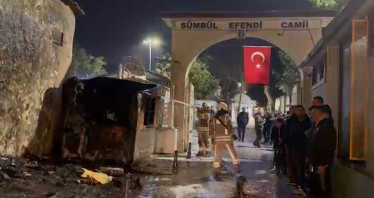 Fatih’te cami girişinde yangın çıktı
