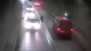 Ferhat Tüneli’nde tehlikeli anlar: Aniden duran otomobile motosiklet çarptı