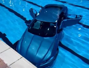 Fransa’da bir sürücü fren yerine gaza basınca kendini havuzda buldu