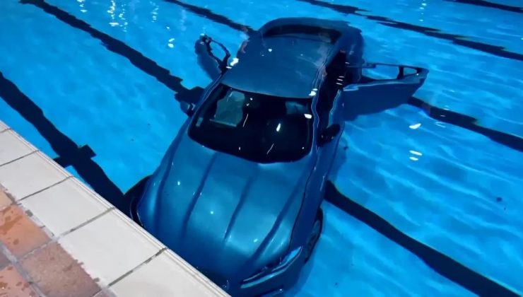 Fransa’da bir sürücü fren yerine gaza basınca kendini havuzda buldu