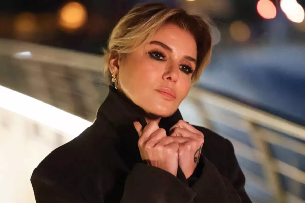 Gülben Ergen’den sıra dışı dekolte! Gözler baldırına odaklandı