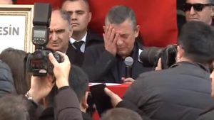 Gülşah Durbay’a veda: Özgür Özel gözyaşlarını tutamadı