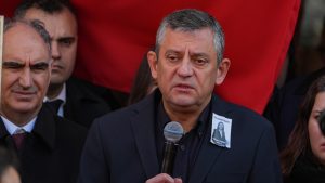 Gülşah Durbay’ın cenazesinde Özgür Özel gözyaşlarını tutamadı