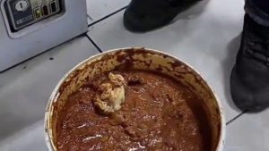 Hatay’da baharatın içinde çiğ et çıktı