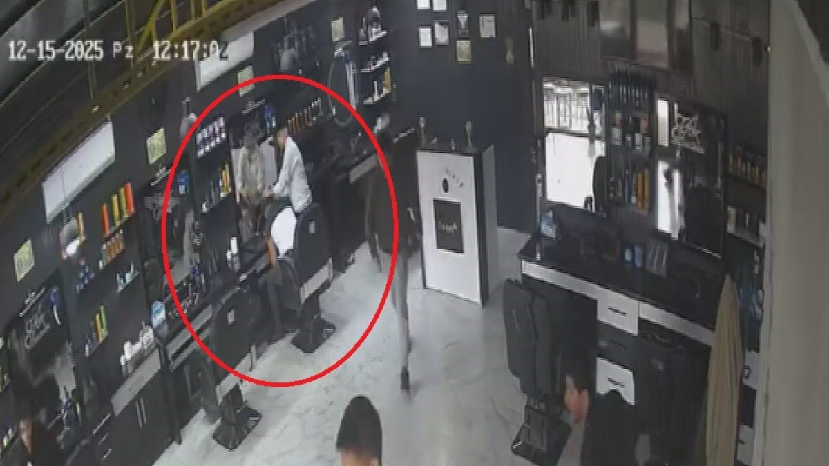 Hatay’da depremde saç kesmeye devam etti