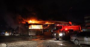 Hatay’da oto tamirhanesinde çıkan yangın korkuttu