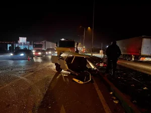 Hatay’da Tırla Çarpışan Otomobil İkiye Ayrıldı