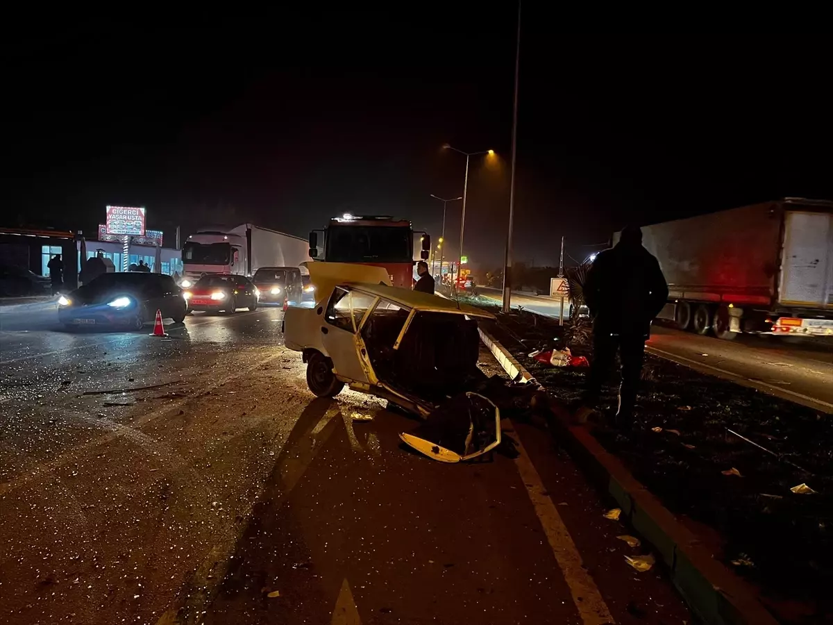 Hatay’da Tırla Çarpışan Otomobil İkiye Ayrıldı