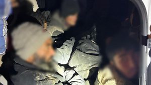Iğdır’da durdurulan hafif ticari araçtan 12 kaçak göçmen çıktı