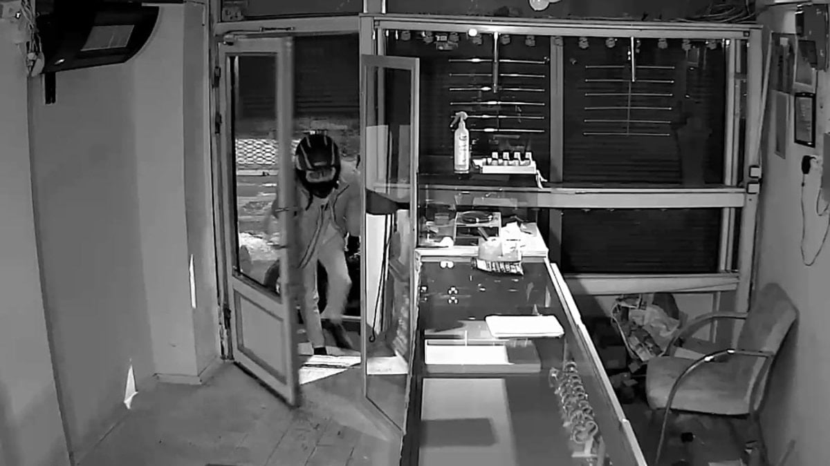 Iğdır’da motosiklet kaskı takan hırsız, kuyumcu dükkanından 5,5 kilo altın çaldı