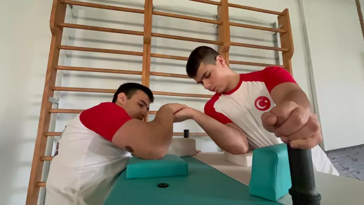 İkiz Kardeşlerden Bilek Güreşinde Büyük Başarı