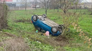 İnegöl’de Tarlaya Devrilen Araçta İki Yaralı