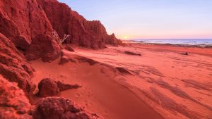 İran’ın Kızıl Plaj’ının yağmurdaki görüntüleri ilgi çekti