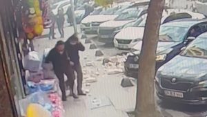 İstanbul Güngören’de yayalar çöken balkondan son anda kurtuldu