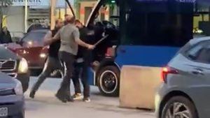 İstanbul Kadıköy’de trafikte sopalı kavga