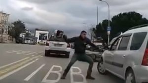 İstanbul trafiğinde gergin anlar: Motosiklet sürücüsü kaskıyla otomobile saldırdı