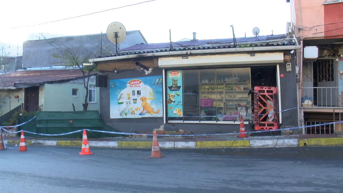 İstanbul’da 2 katlı binanın zemininde kayma meydana geldi