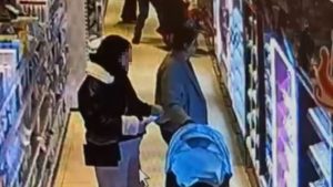 İstanbul’da alışveriş merkezine telefon hırsızlığı kamerada