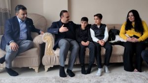 İstanbul’da altın dolu çantayı sahibine ulaştıran çocuklara Bakan Mehmet Fatih Kacır’dan ziyaret