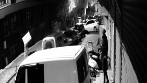 İstanbul’da apartmandan kendi eşyasını alıyormuş gibi yapan hırsız kamerada