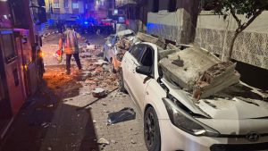 İstanbul’da çatıdan kopan betonlar park halindeki otomobillerde ağır hasar açtı