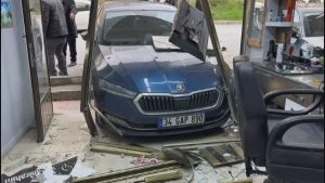 İstanbul’da el freni çekilmeyen otomobil berber dükkanına daldı