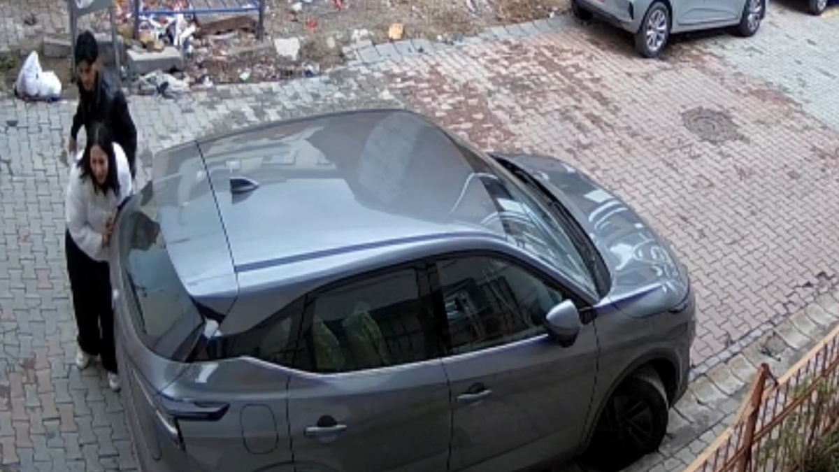 İstanbul’da eşini sokak ortasında silah çekip darbetti: Polis çağırın’ diye ağladı