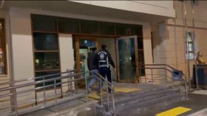 İstanbul’da kırmızı ışıkta duran sürücüyü darbeden şüpheli yakalandı