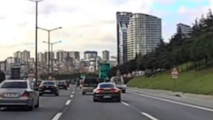 İstanbul’da lüks araç makas atarak ilerledi