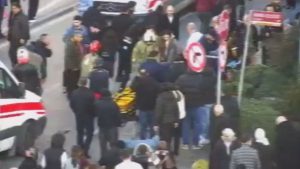 İstanbul’da otomobil yayaların arasına daldı